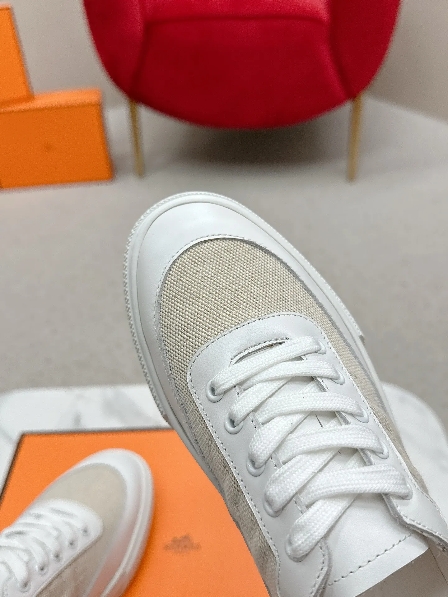 👟👟Ex-factory price 580👟👟 Men's size +10 [HERMES] H-lace slip-on sneakers, sneakers with empty back, white shoes, casual slippers and half-drags. 👉The craftsmanship is exquisite, and new products are released at the counter at the same time. Every detail of the shoes is made with special care, which is quite eye-catching. The elegant splicing elements highlight the good temperament! 🔻Fashionable fly woven lace-up method adds a casual atmosphere and exquisite lines, which can better reflect the family-style design language and intersperse exquisite lines. ✨✨The upper is made of imported cow suede/imported canvas, the lining is made of imported mixed sheepskin, and the original custom-made rubber outsole. 🐎Size: 35-40 for women, 39-44 for men (41 for women, 45 for men, can be customized, non-refundable)